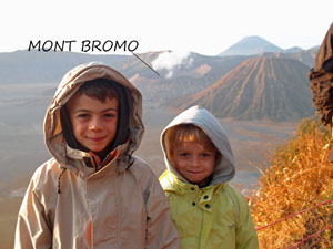 TITOU ET ESTEBAN DEVANT LE BROMO